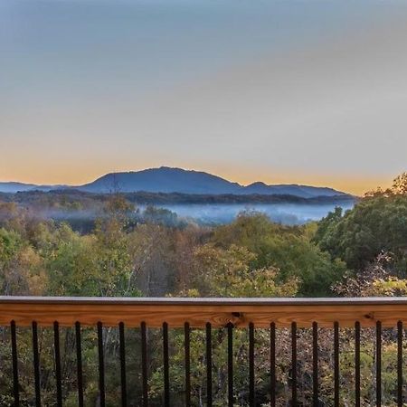 Luxury 12-Bedroom Cabin With Indoor Pool, Hot Tub & Movie Theater, Sleeps 36 Sevierville Eksteriør bilde