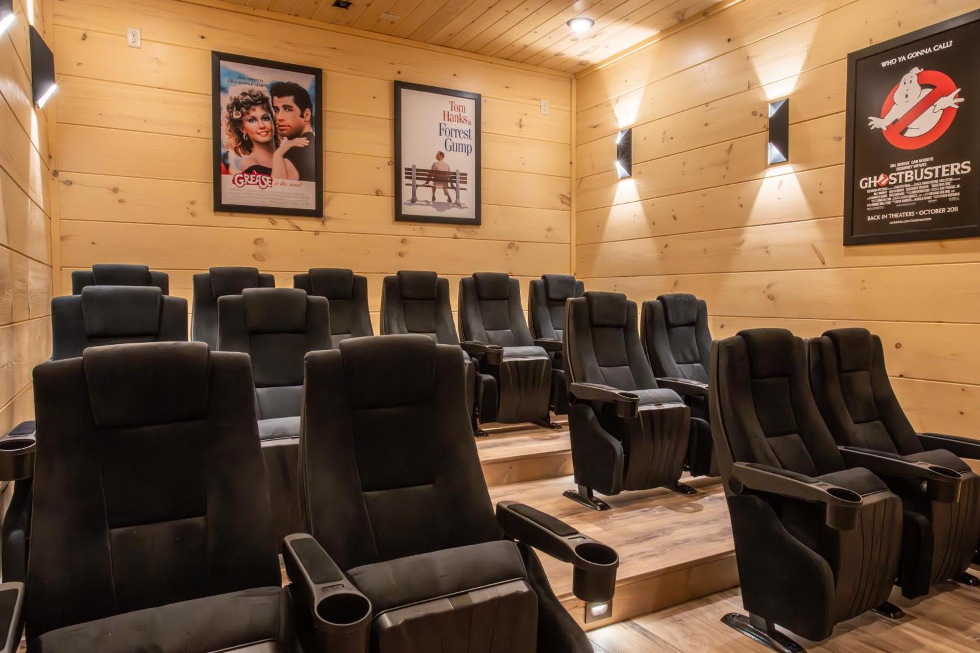 Luxury 12-Bedroom Cabin With Indoor Pool, Hot Tub & Movie Theater, Sleeps 36 Sevierville Eksteriør bilde