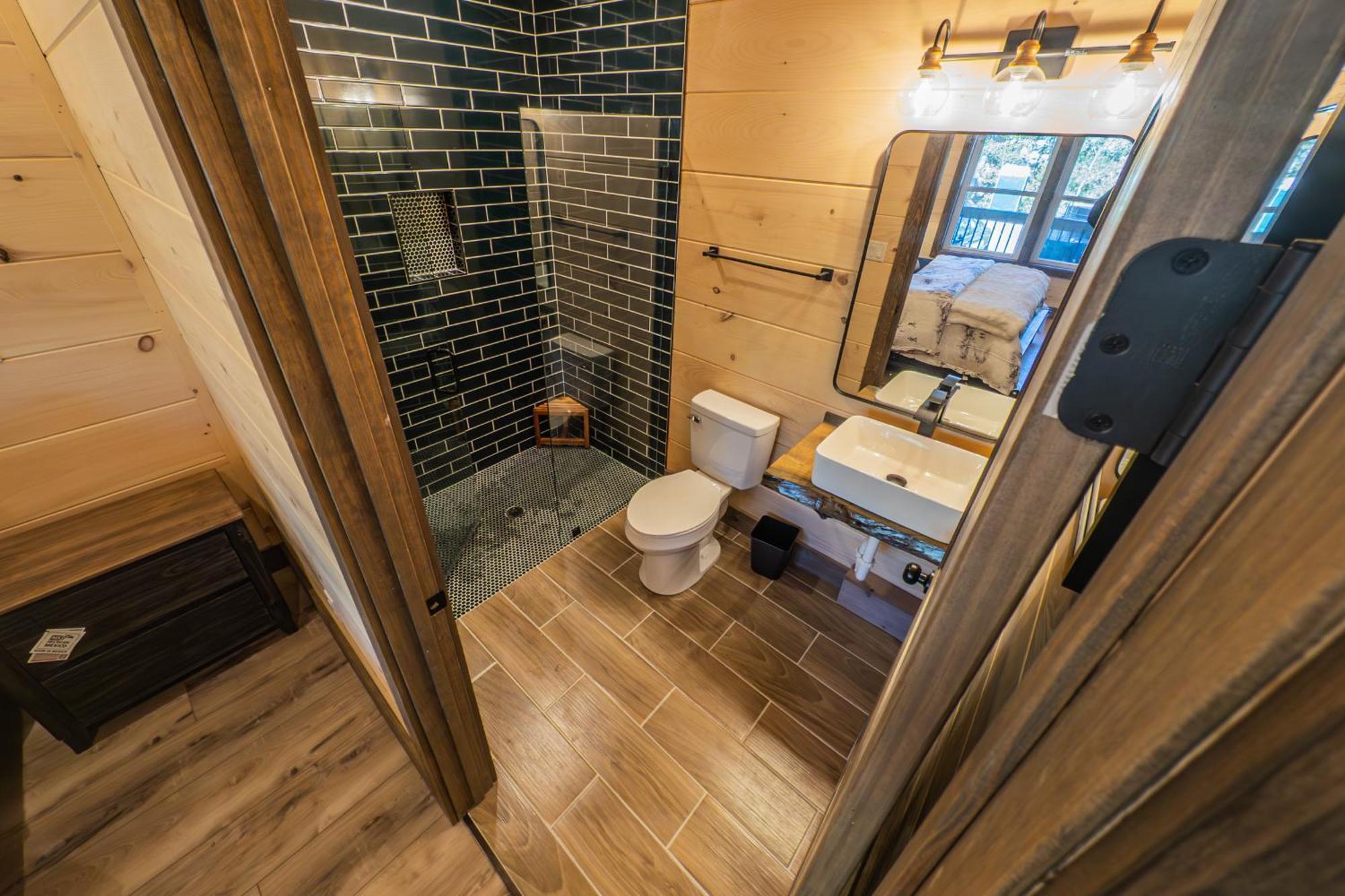 Luxury 12-Bedroom Cabin With Indoor Pool, Hot Tub & Movie Theater, Sleeps 36 Sevierville Eksteriør bilde