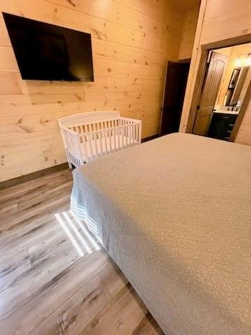 Luxury 12-Bedroom Cabin With Indoor Pool, Hot Tub & Movie Theater, Sleeps 36 Sevierville Eksteriør bilde